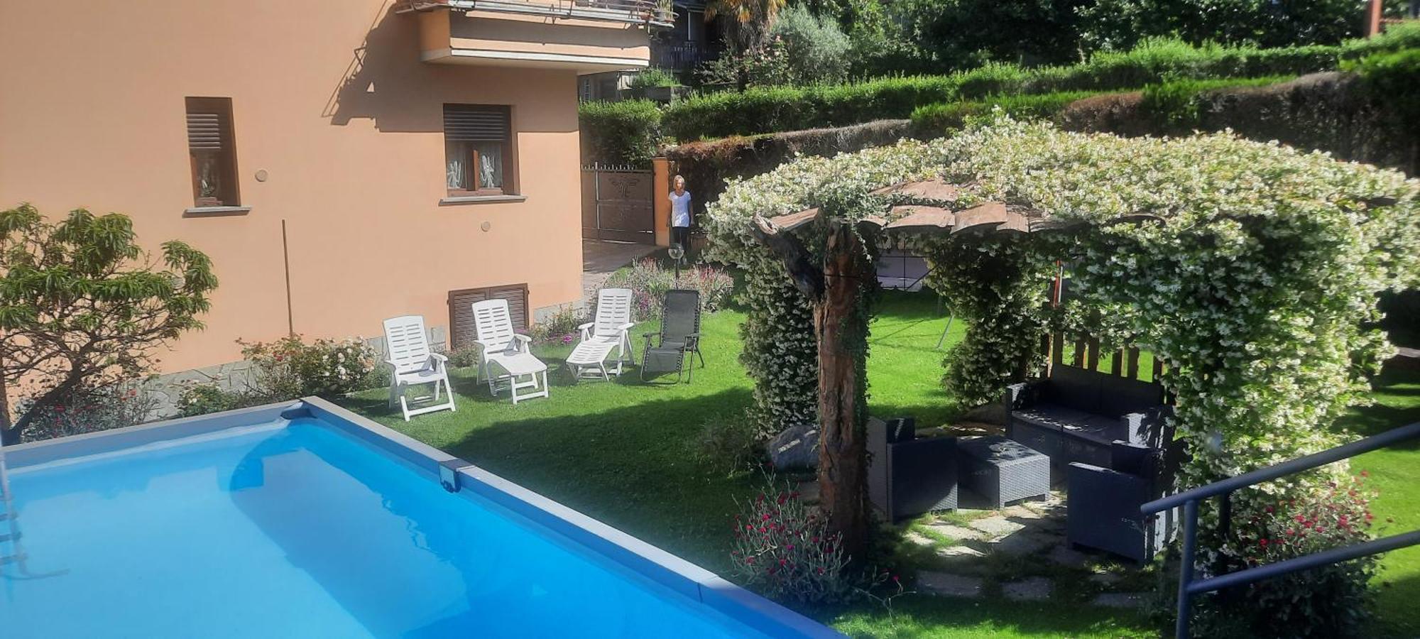 La Terrazza Casa Vacanza Lägenhet Carenno Exteriör bild